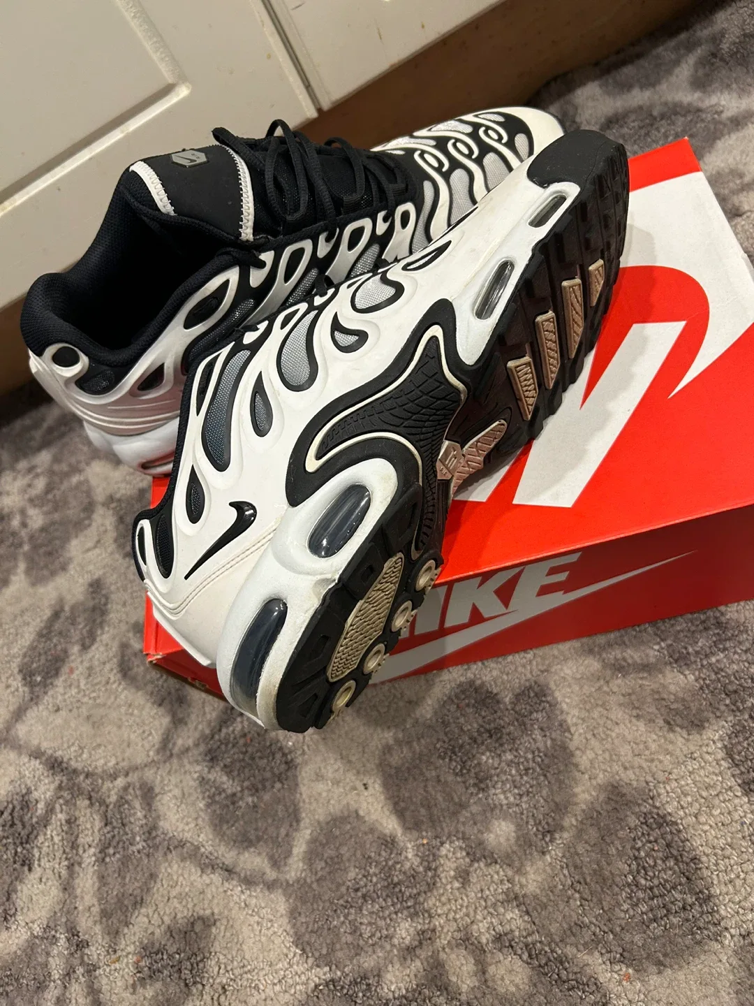 Nike Air Max Plus TN Black/White, Size 9.5 image indicator(2)