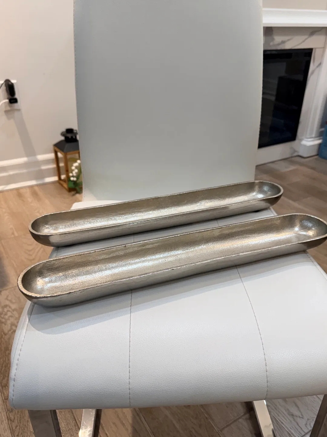 X-Mas decor: 2 Decorative Silver Metal Trays & 2 Candle Holders image indicator(7)