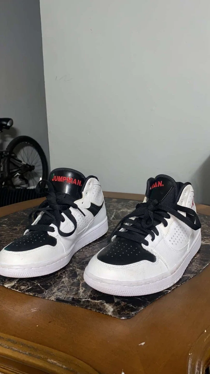 Nike Air Jordan 1 Mid SE, Size 7Y