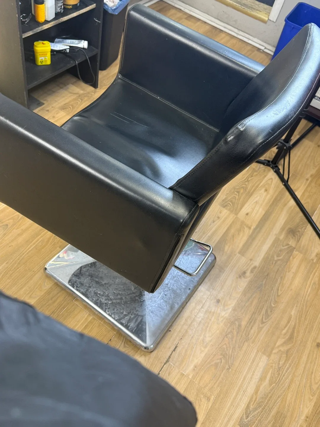 Black Salon Chair image indicator(2)