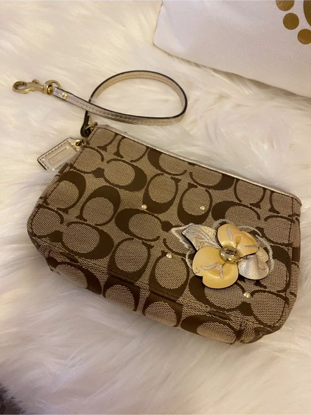 GUC- VINTAGE Coach Wristlet with Flower Detail image indicator(6)