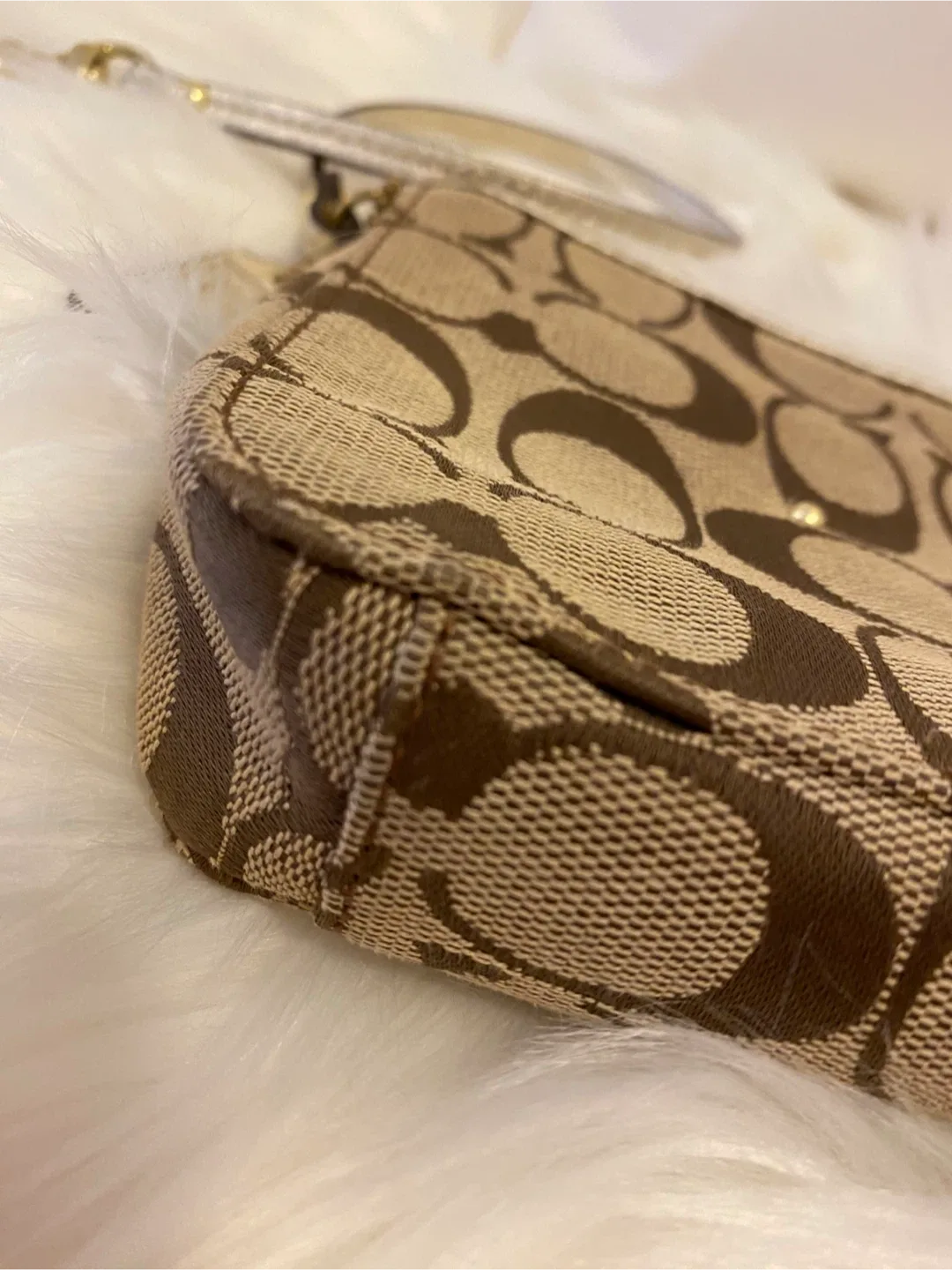 GUC- VINTAGE Coach Wristlet with Flower Detail image indicator(4)