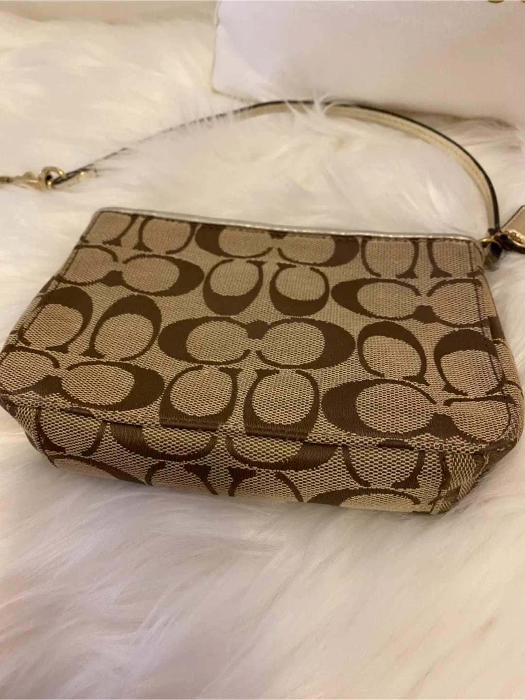 GUC- VINTAGE Coach Wristlet with Flower Detail image indicator(8)