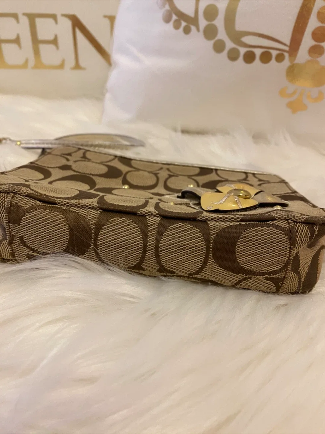 GUC- VINTAGE Coach Wristlet with Flower Detail image indicator(7)