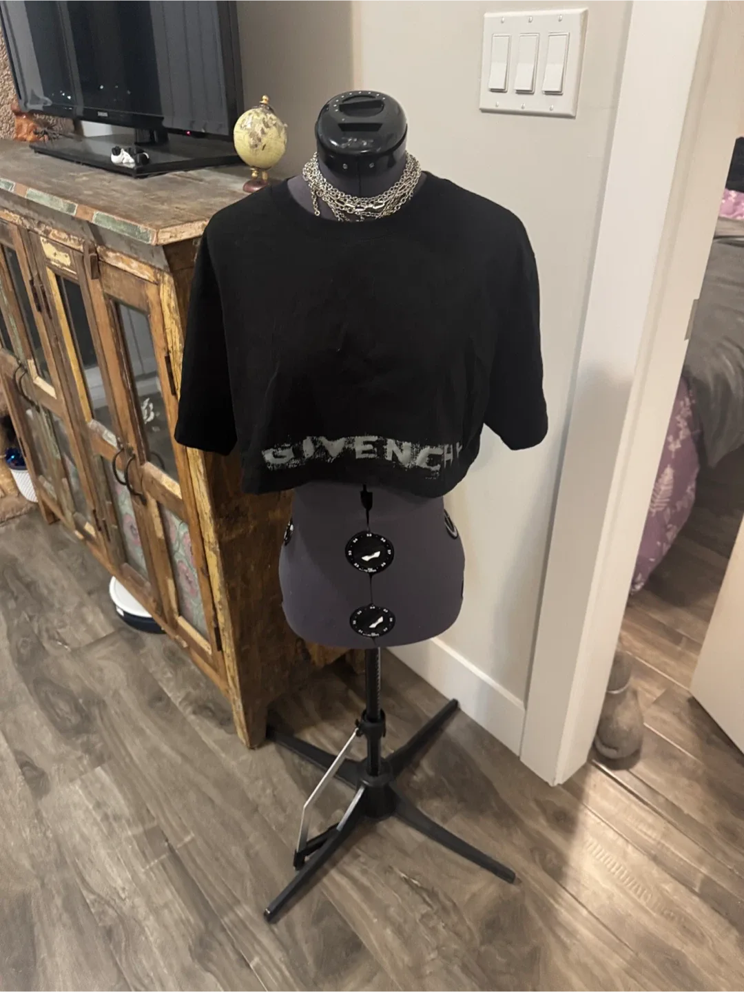 Chic black crop tee image indicator(6)