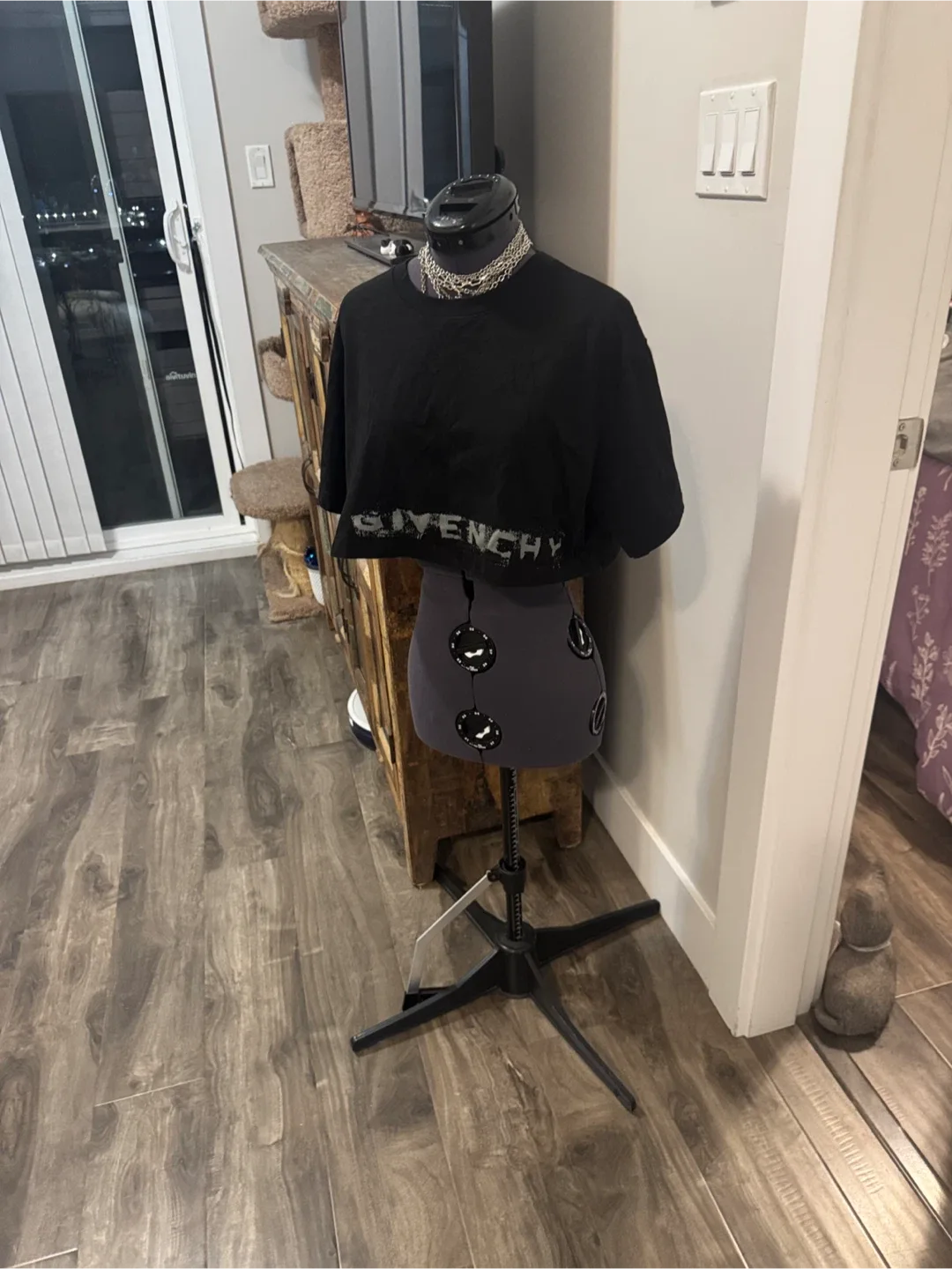 Chic black crop tee image indicator(3)