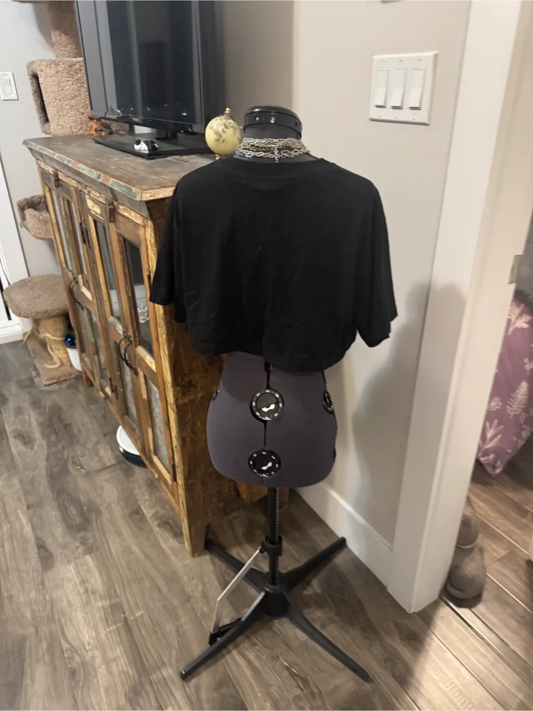 Chic black crop tee image indicator(4)