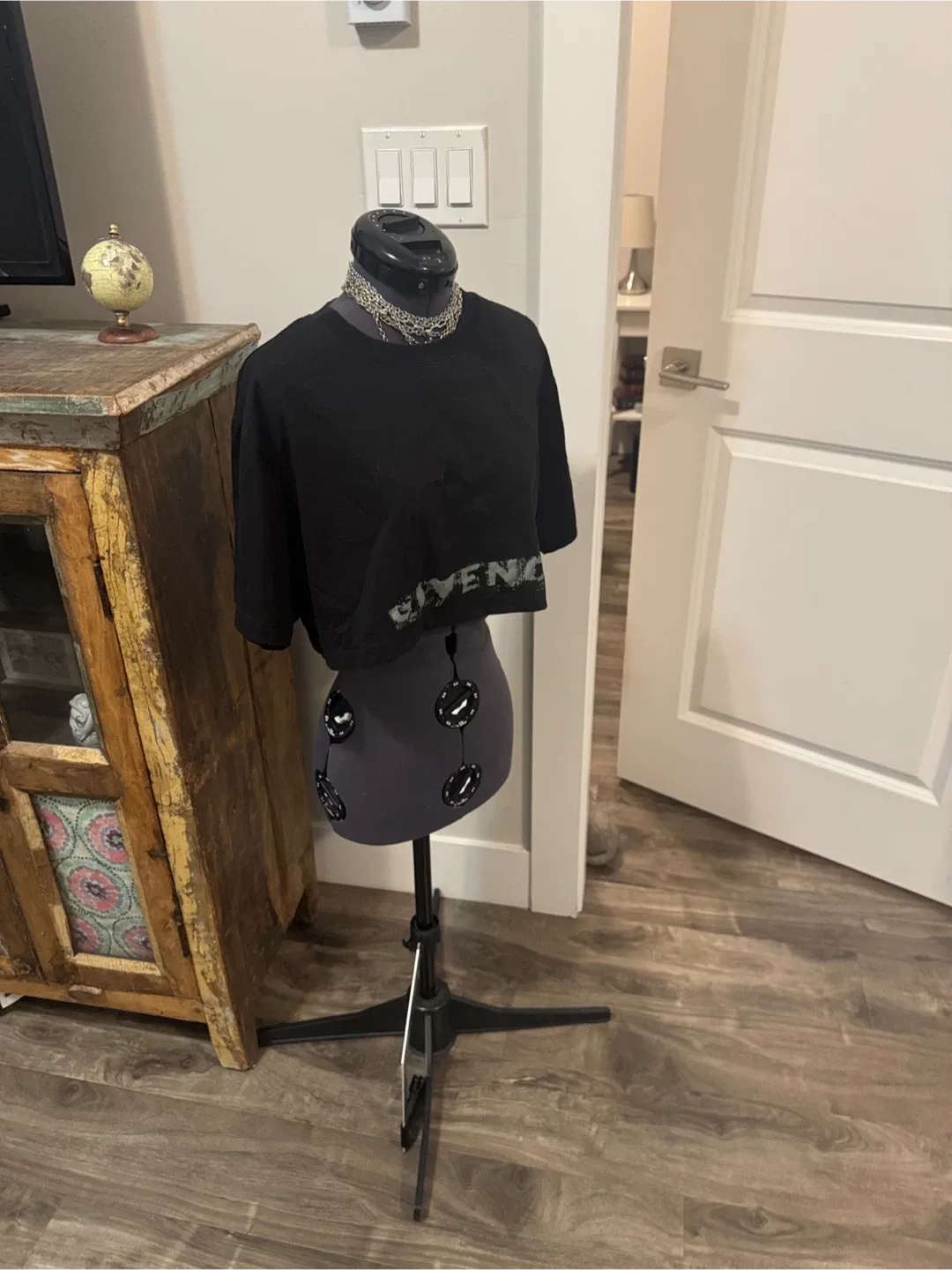 Chic black crop tee image indicator(5)