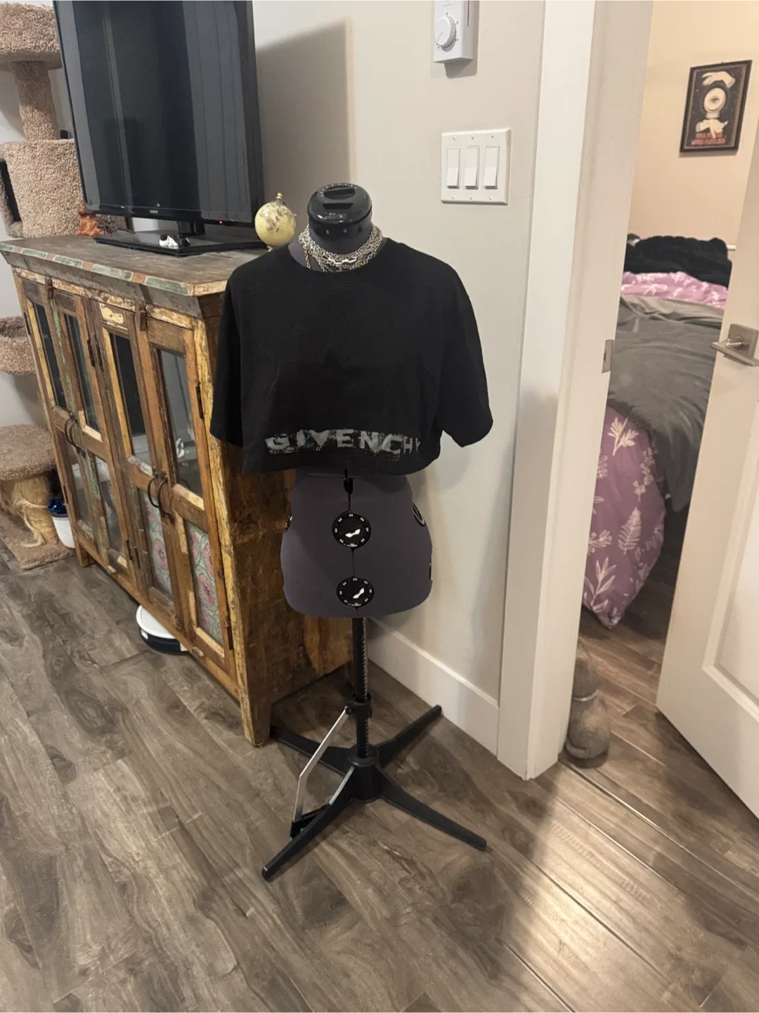 Chic black crop tee image indicator(2)