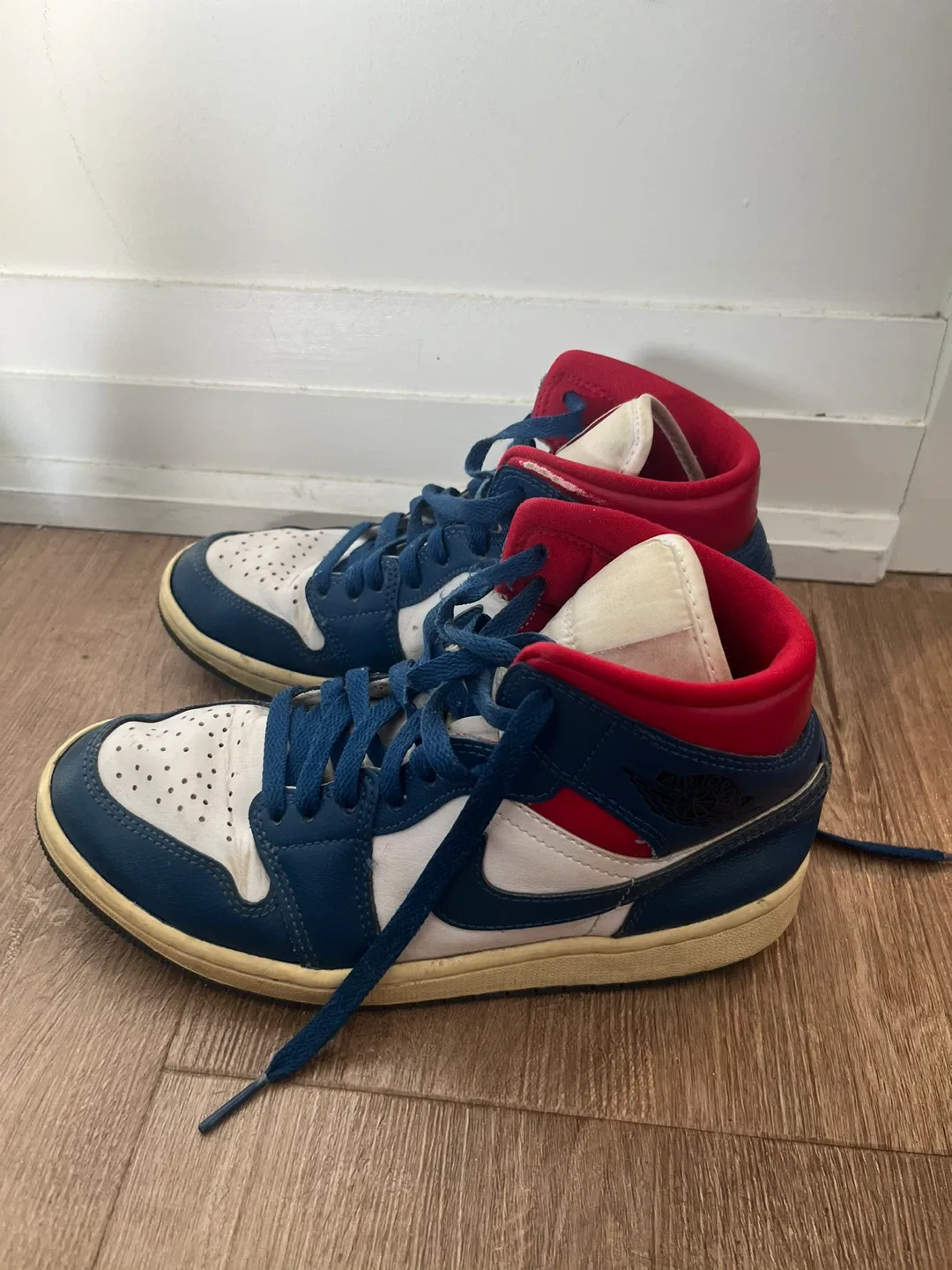 Authentic Nike Air Jordan 1 Mid - US 6.5
