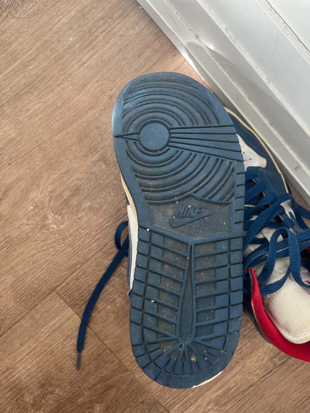 Authentic Nike Air Jordan 1 Mid - US 6.5 image indicator(3)