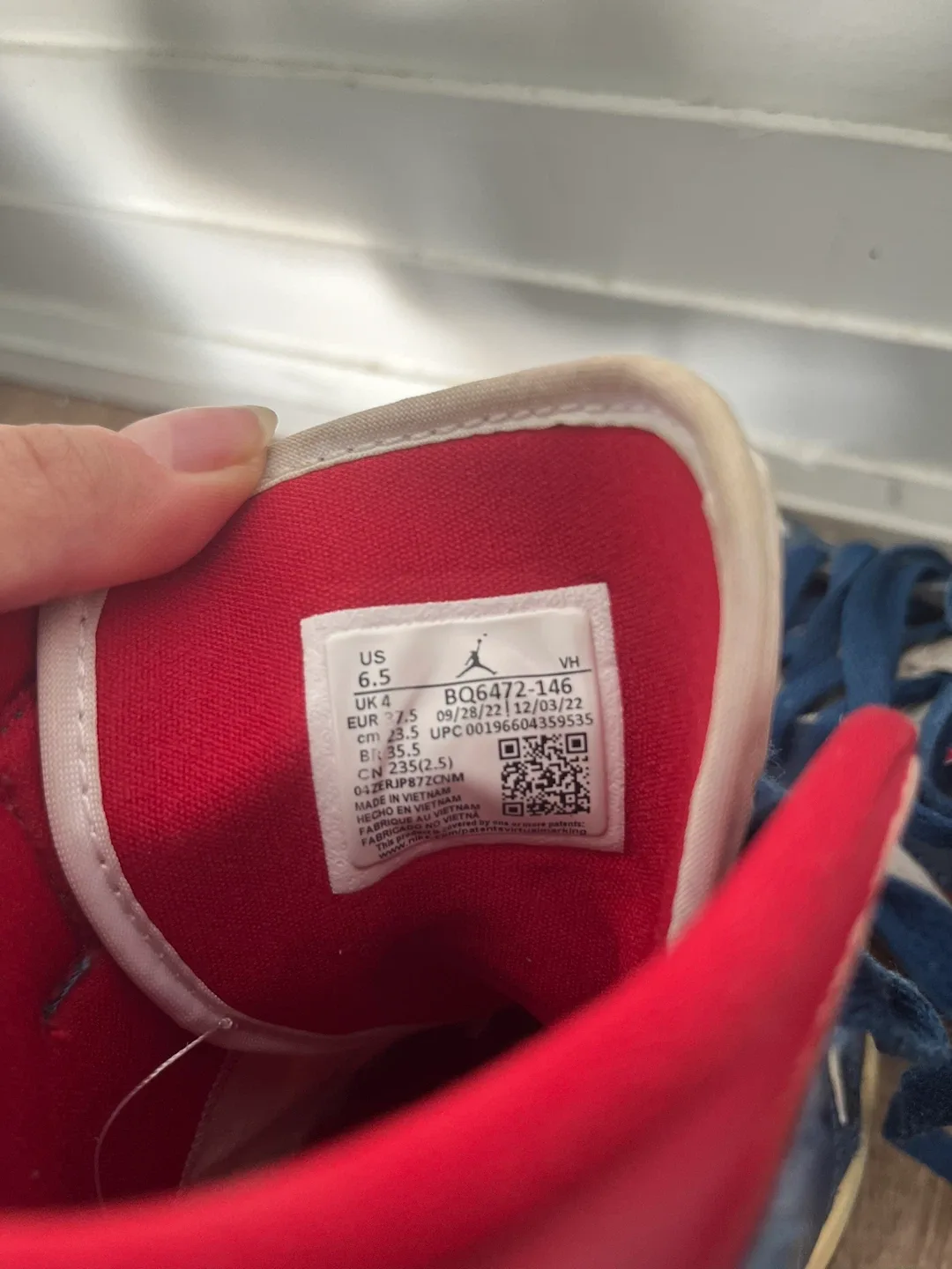 Authentic Nike Air Jordan 1 Mid - US 6.5 image indicator(2)