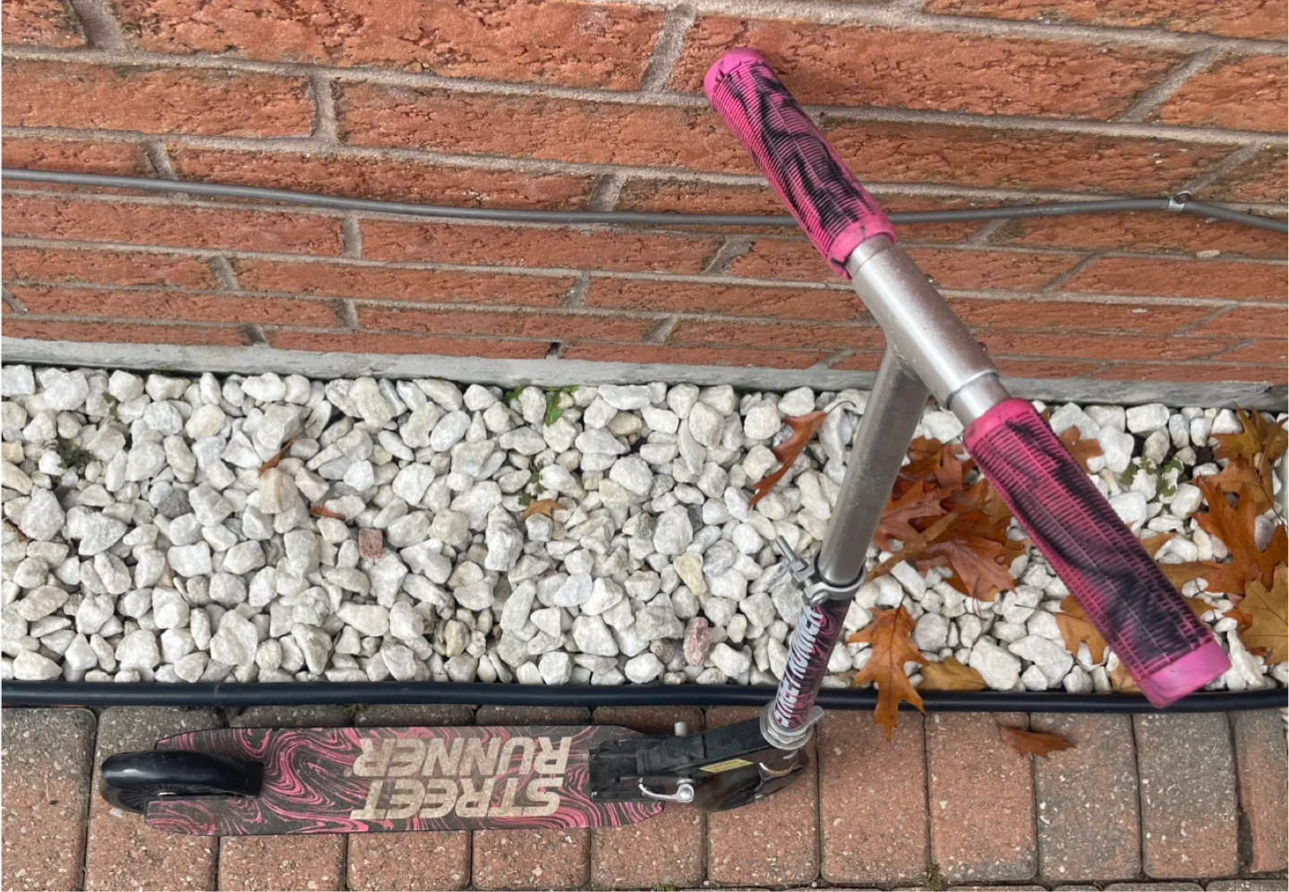Street Runner Scooter - Pink & Black image indicator(2)