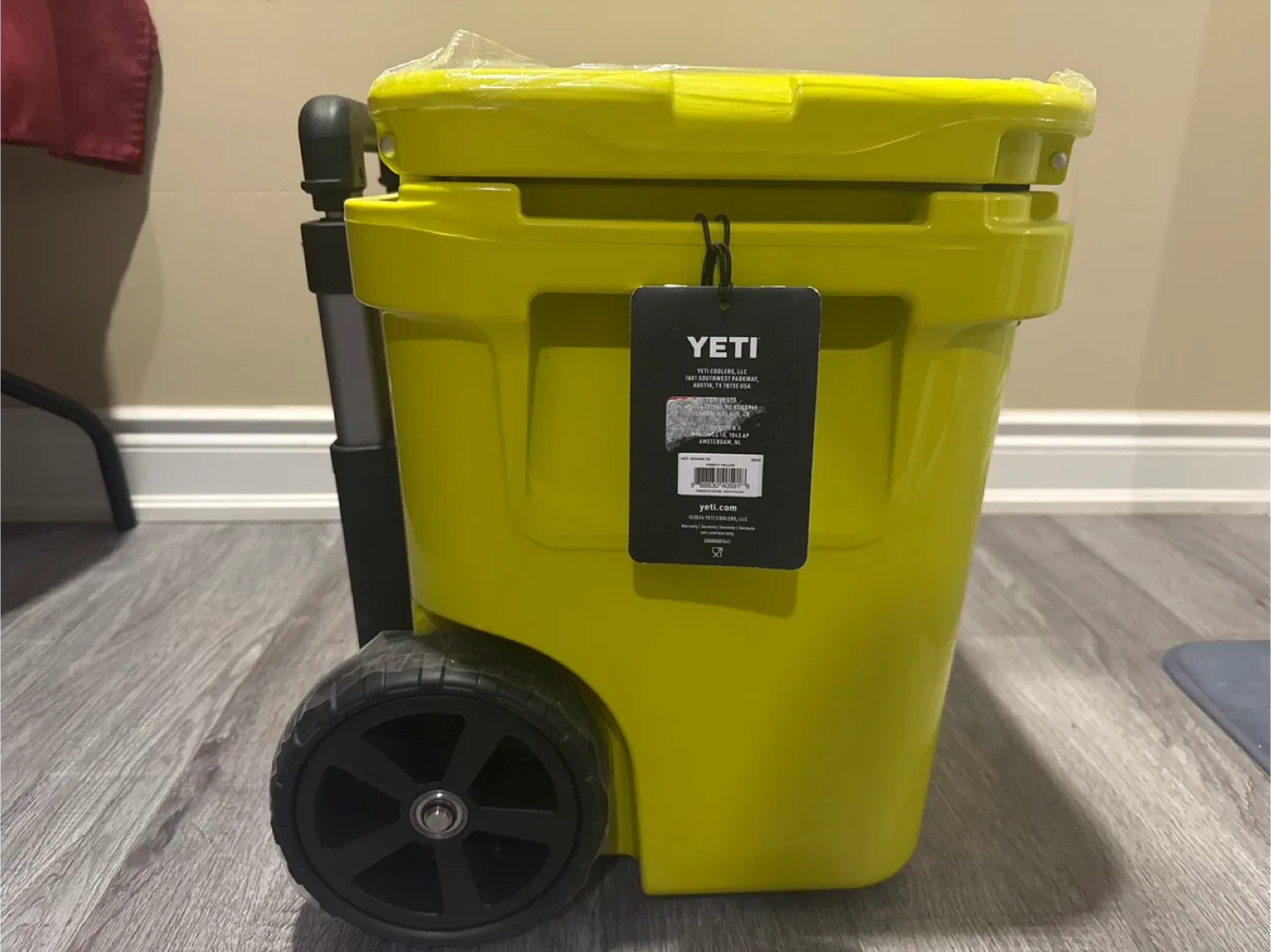 Yeti Roadie 32 Wheeled Cooler - Chartreuse image indicator(2)