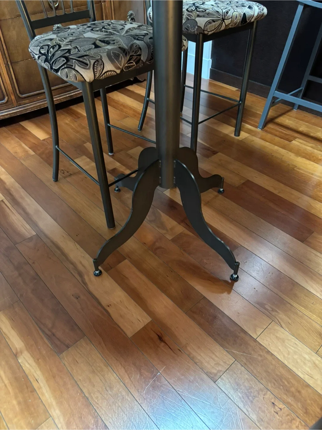 Amisco Bistro/Dining Table (36”) - 4 Chairs image indicator(2)