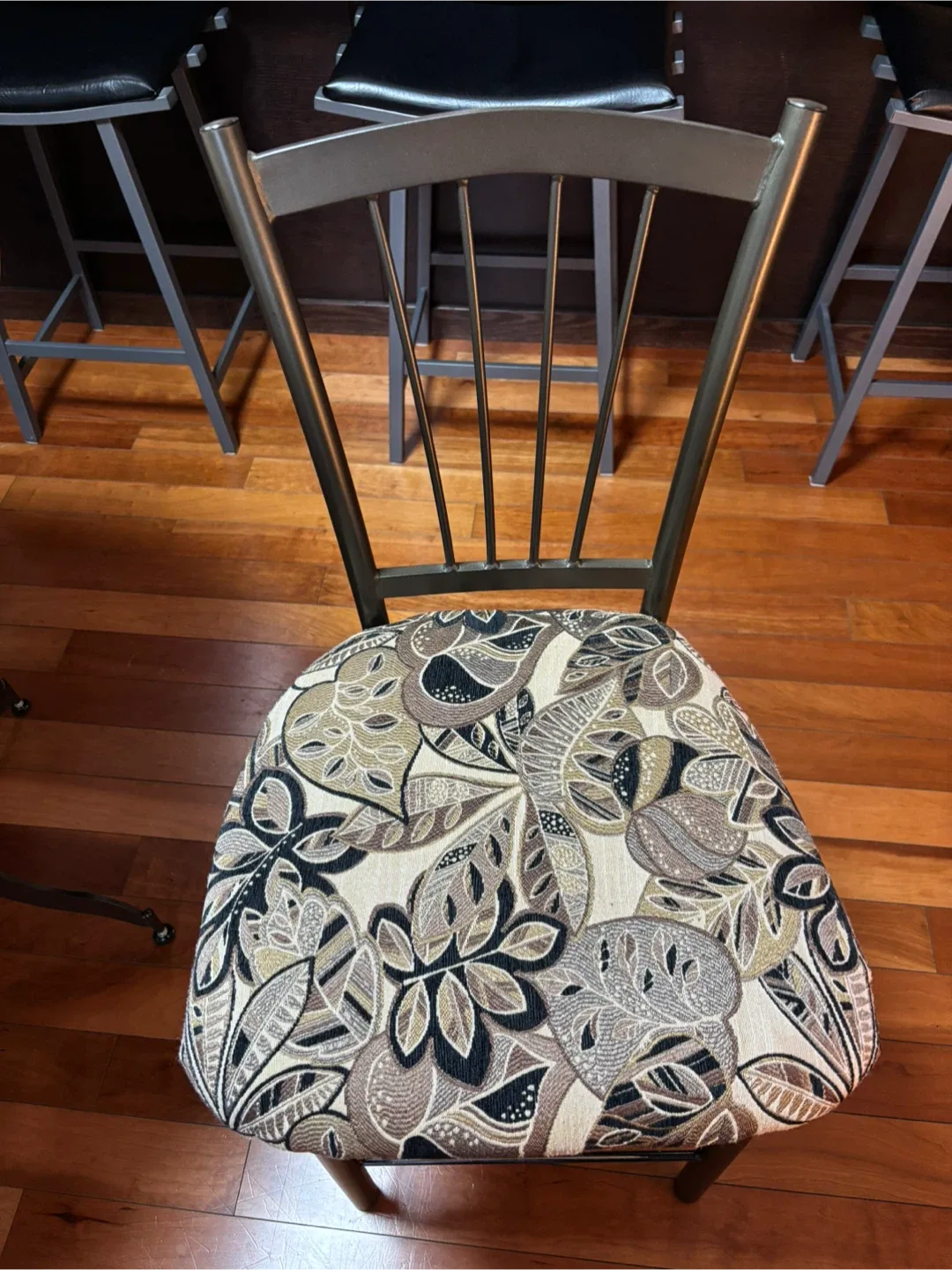 Amisco Bistro/Dining Table (36”) - 4 Chairs image indicator(3)