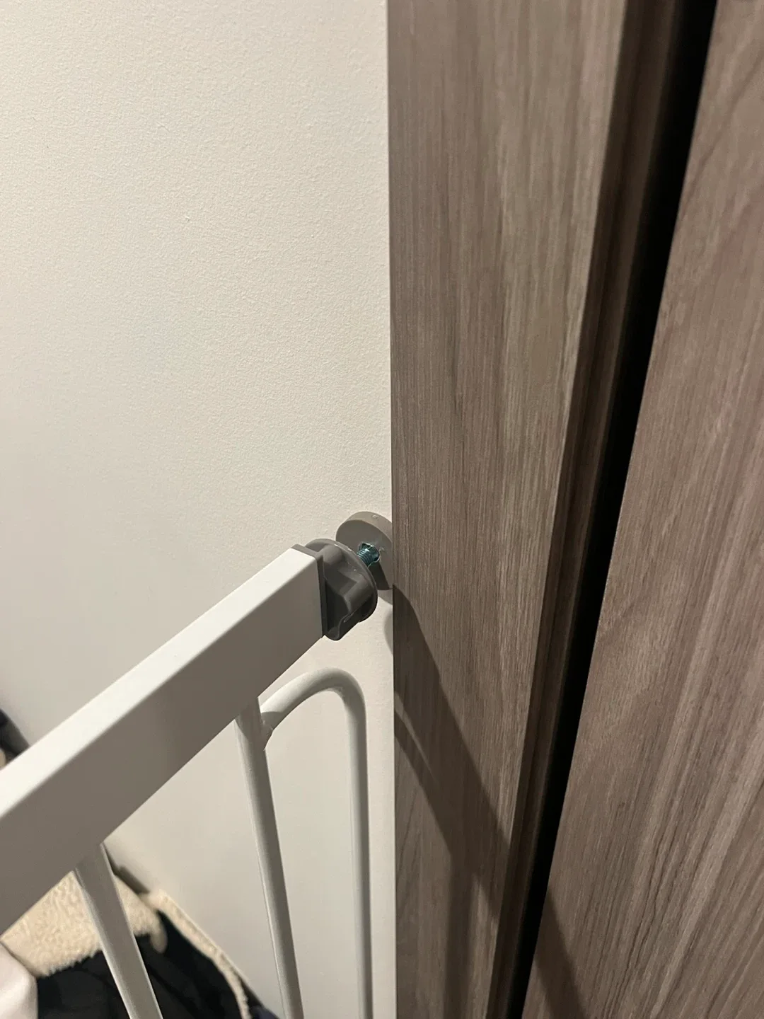 Regalo White Baby/ pet Gate - 44” non screwed image indicator(4)