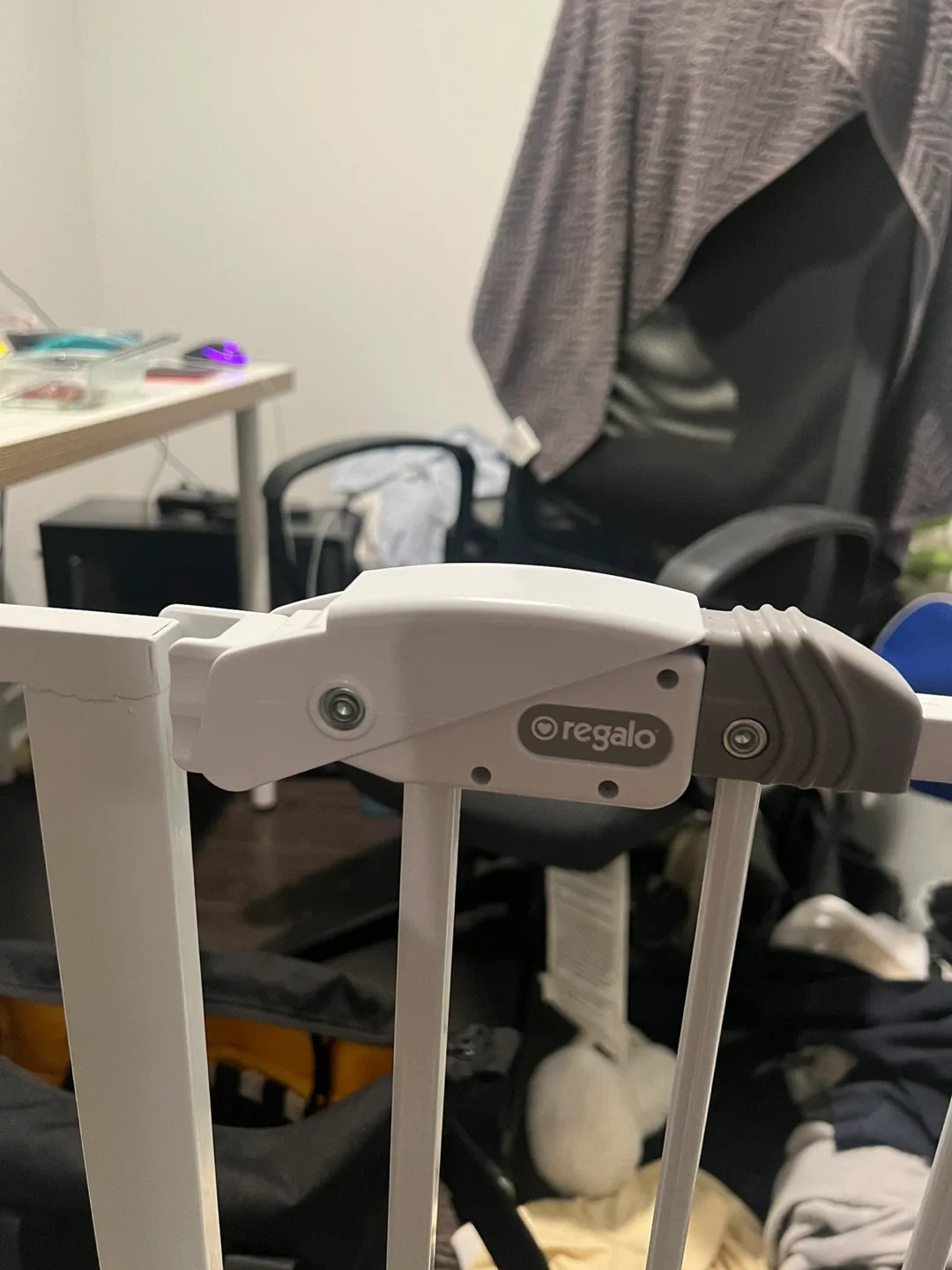 Regalo White Baby/ pet Gate - 44” non screwed image indicator(2)