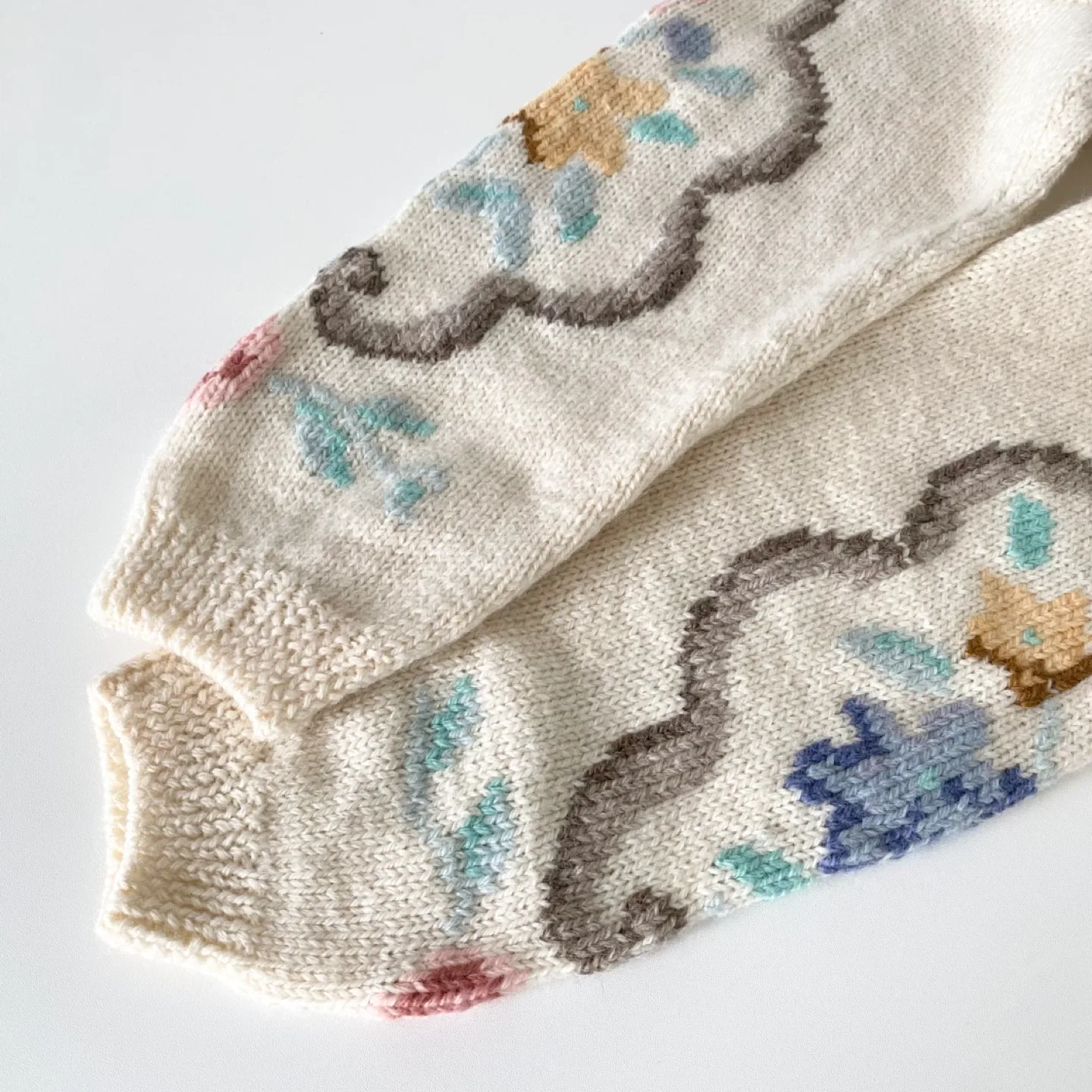 1980's Vintage 100% Wool Floral Sweater image indicator(6)