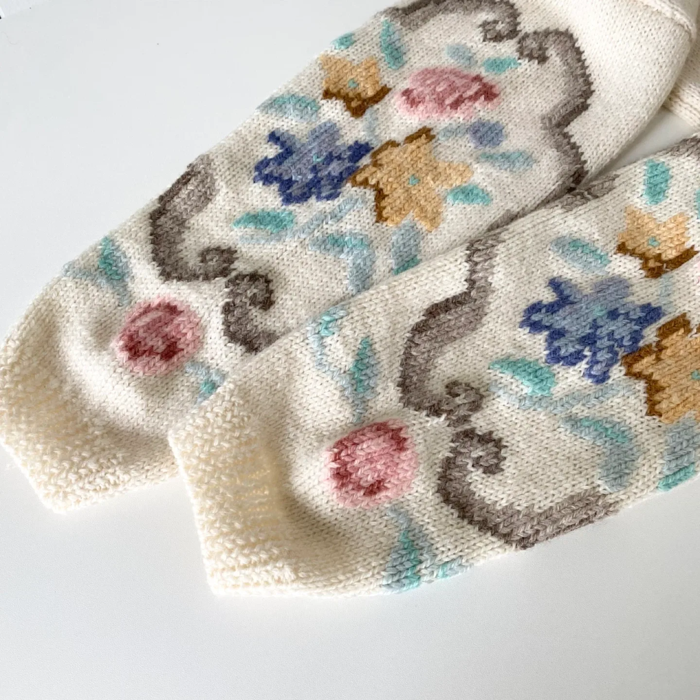 1980's Vintage 100% Wool Floral Sweater image indicator(7)