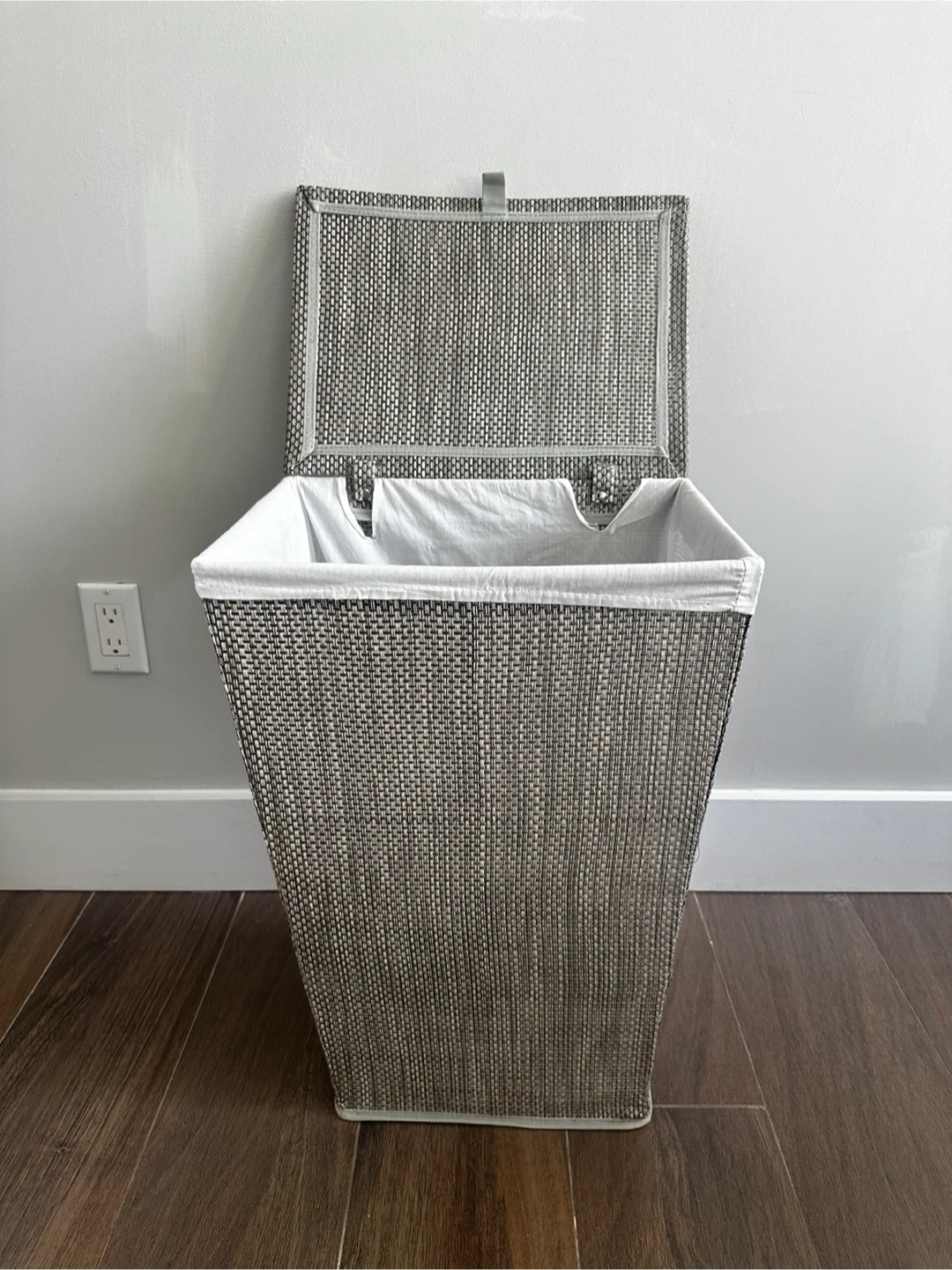 Laundry hamper with Lid