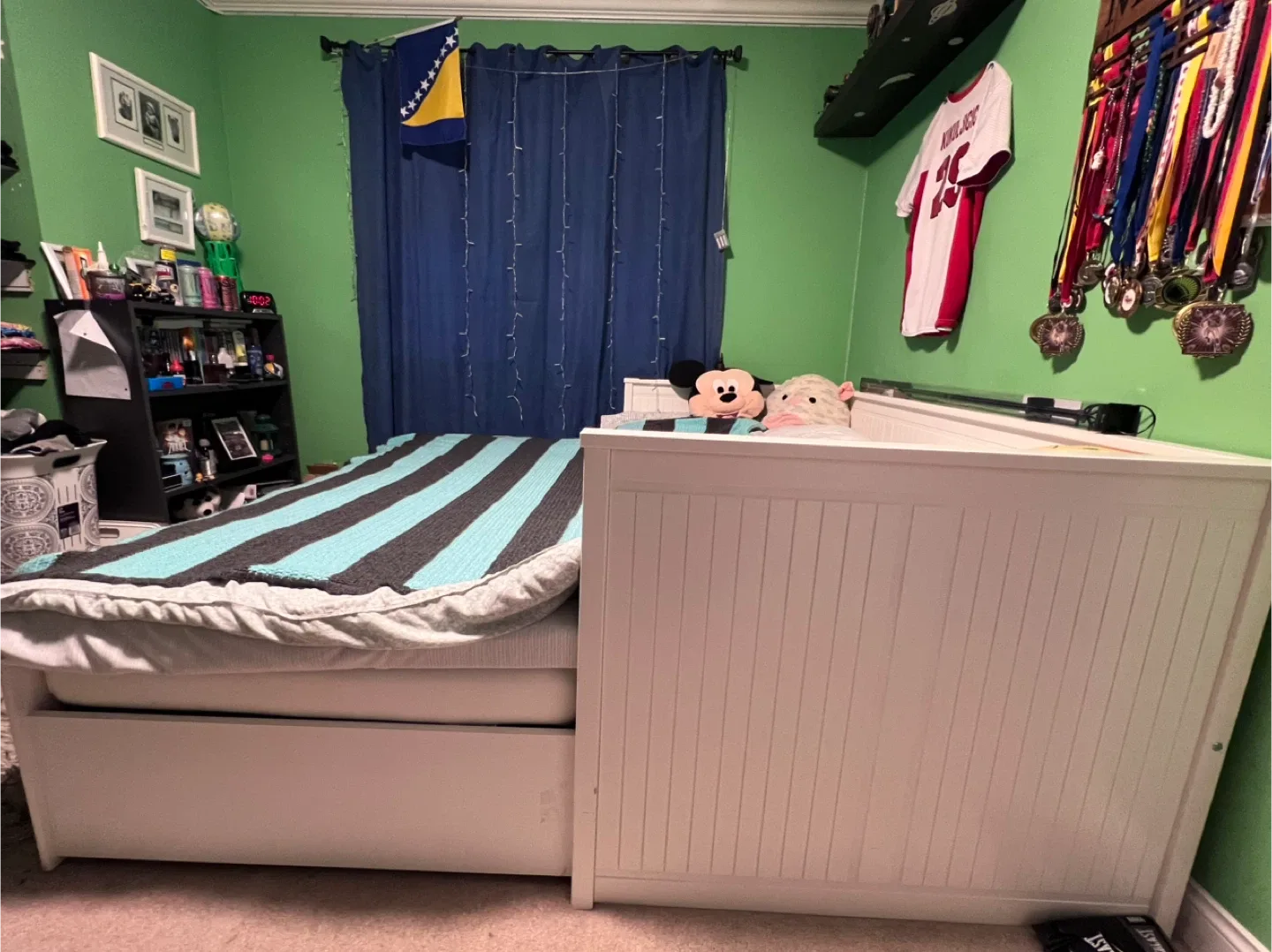 White Daybed with Trundle image indicator(3)