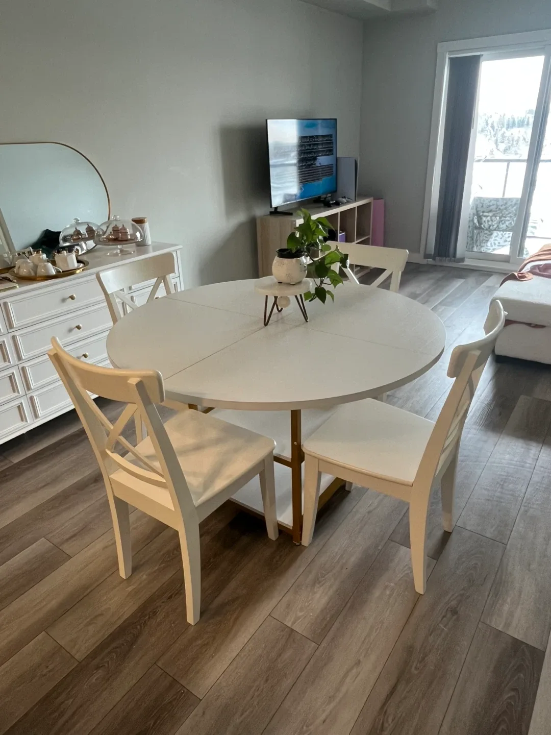 Round White Dining Table with Gold Accents with 4 chairs !
