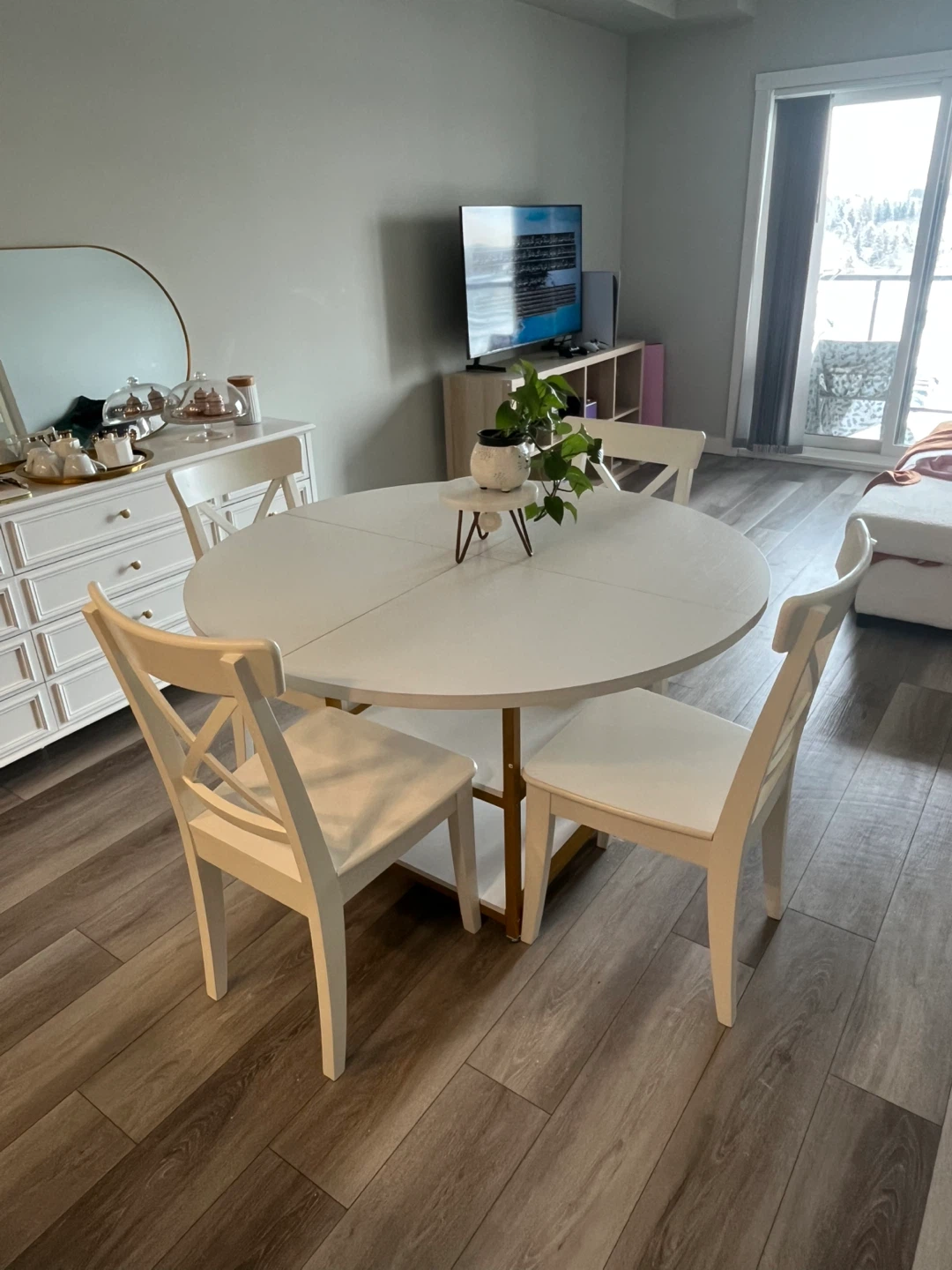 Round White Dining Table with Gold Accents with 4 chairs ! - photo 2