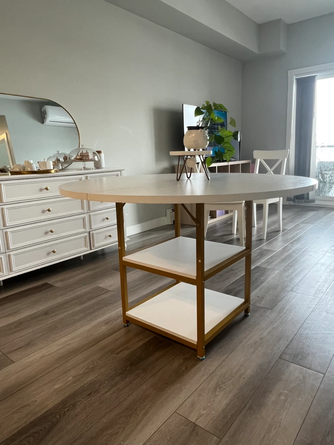 Round White Dining Table with Gold Accents with 4 chairs ! - photo 4