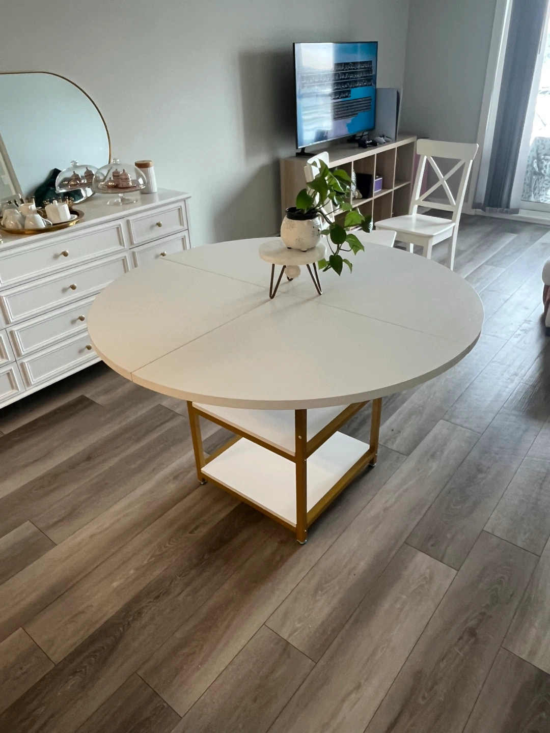 Round White Dining Table with Gold Accents with 4 chairs ! - photo 3