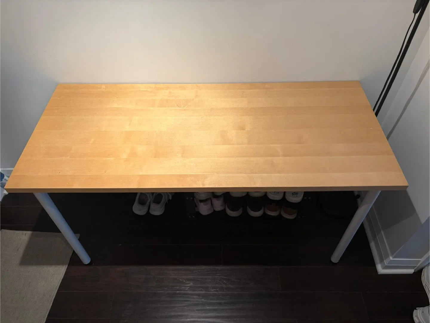 Desk with white legs image indicator(3)
