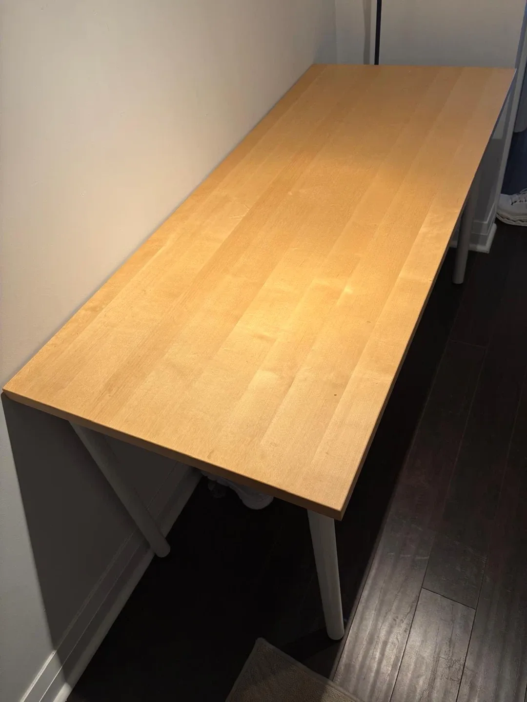 Desk with white legs