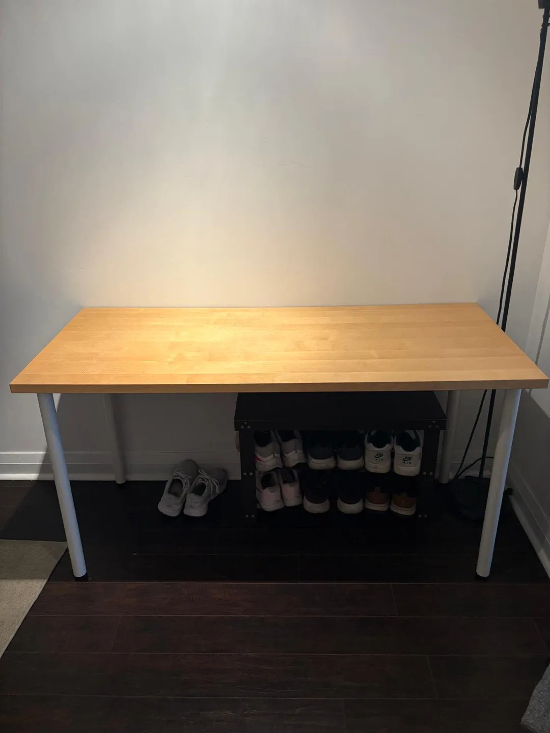Desk with white legs image indicator(2)