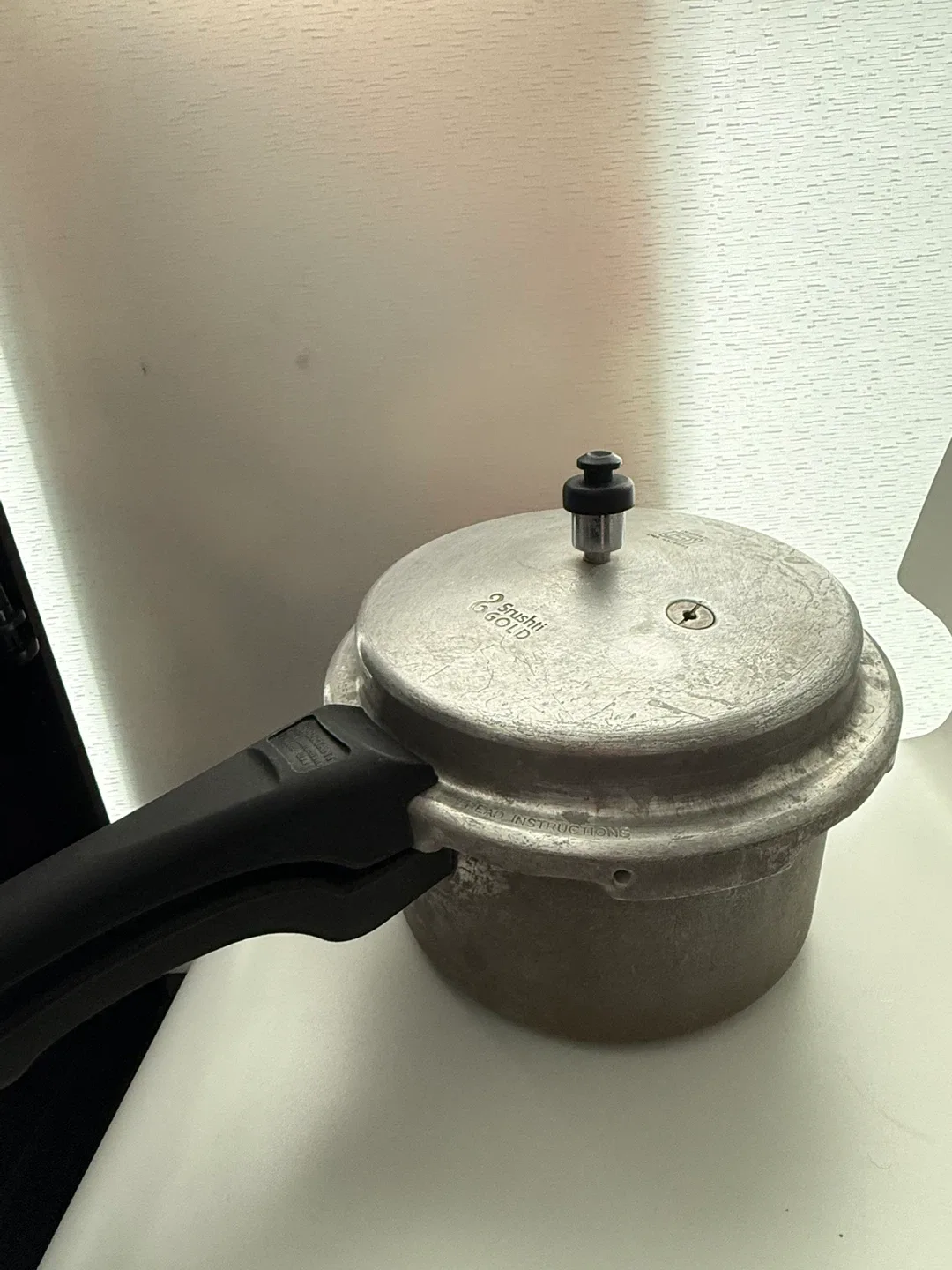 Srushti 5 Litre Pressure Cooker + Tupperware Chopper image indicator(2)