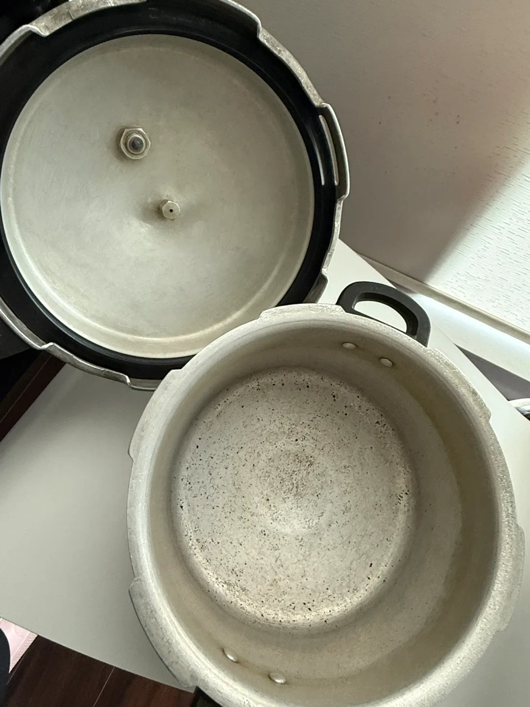 Srushti 5 Litre Pressure Cooker + Tupperware Chopper image indicator(4)