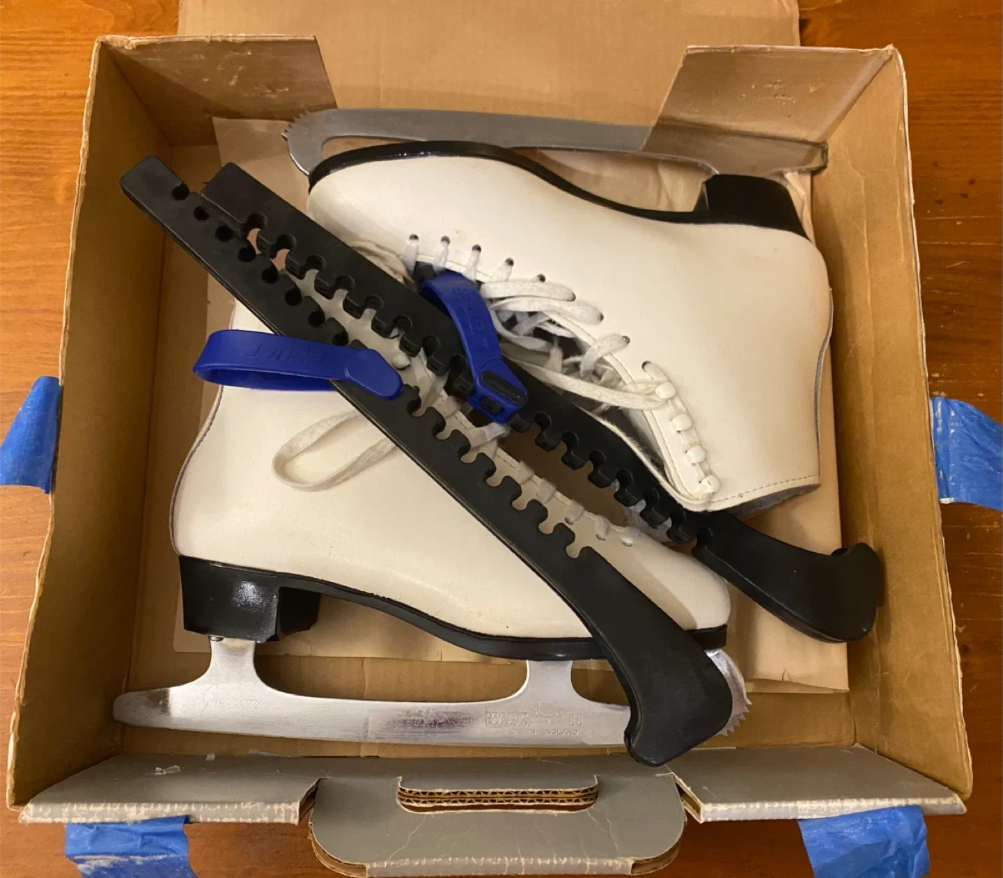 Ladies' Ice Skates with Guards