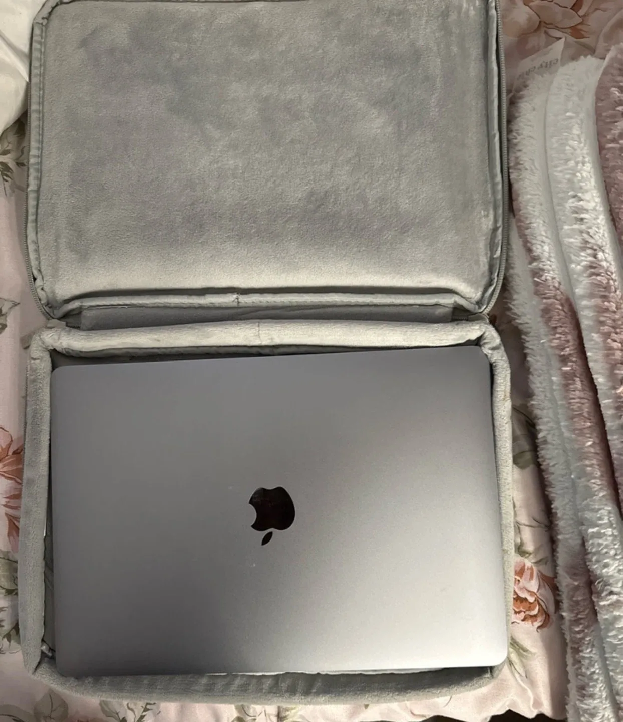 MacBook Air avec housse protectrice