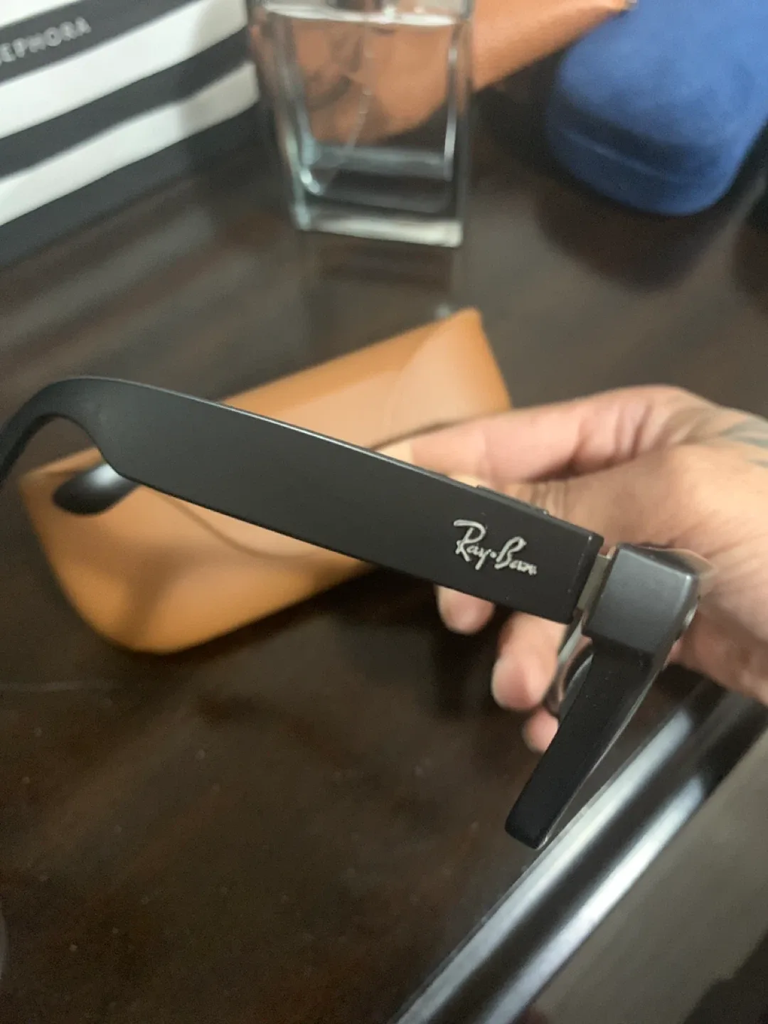 Ray-Ban Meta Wayfarer Smart Glasses image indicator(4)