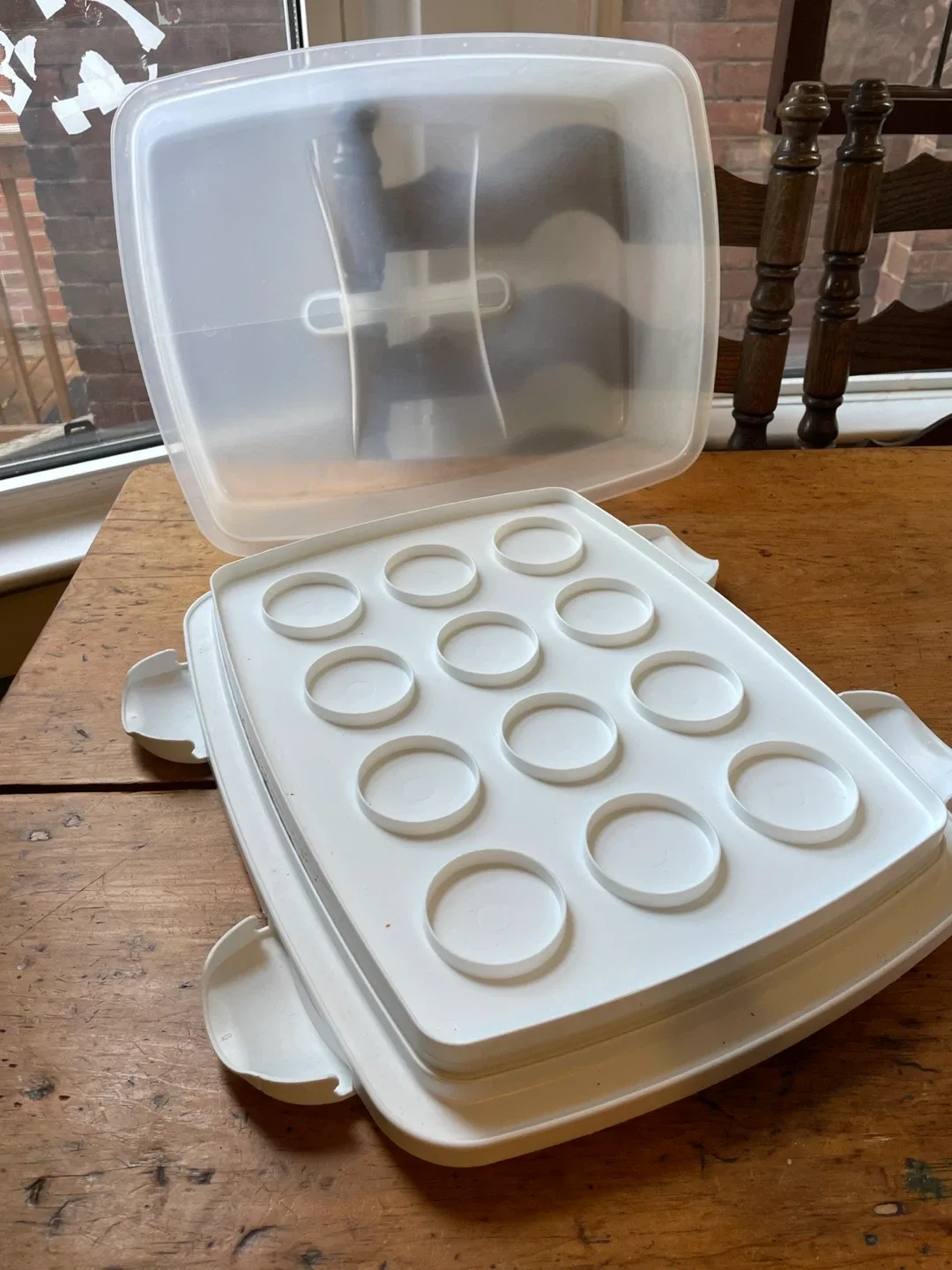 Cupcake and cake carrier tray with lid