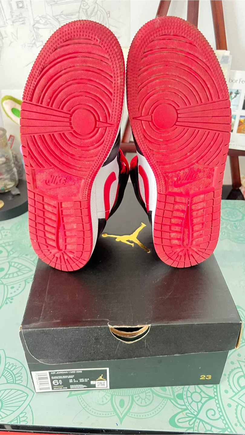 Air Jordan 1 Mid GS Size 6.5 Youth