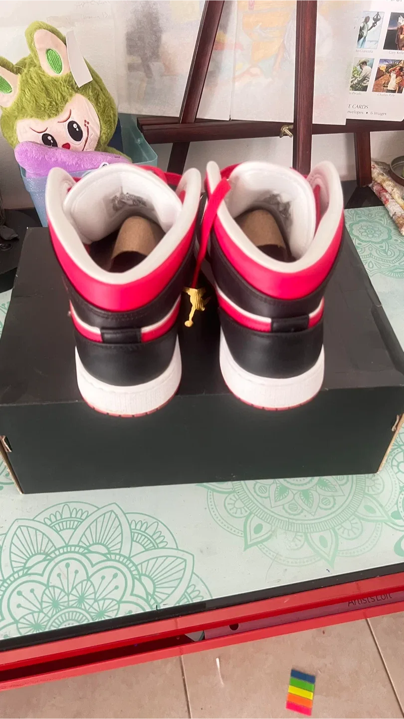 Air Jordan 1 Mid GS Size 6.5 Youth image indicator(3)