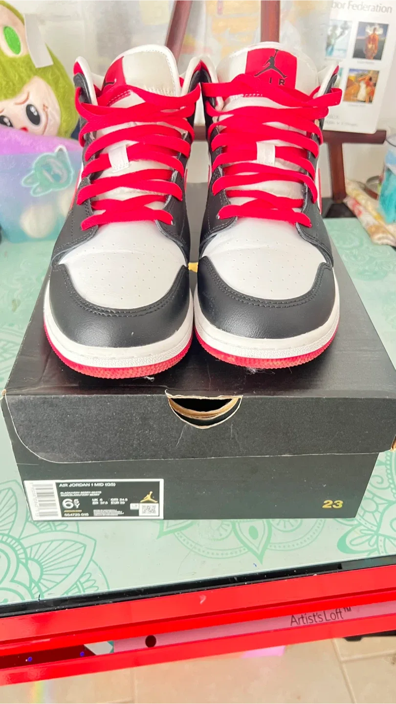 Air Jordan 1 Mid GS Size 6.5 Youth image indicator(2)