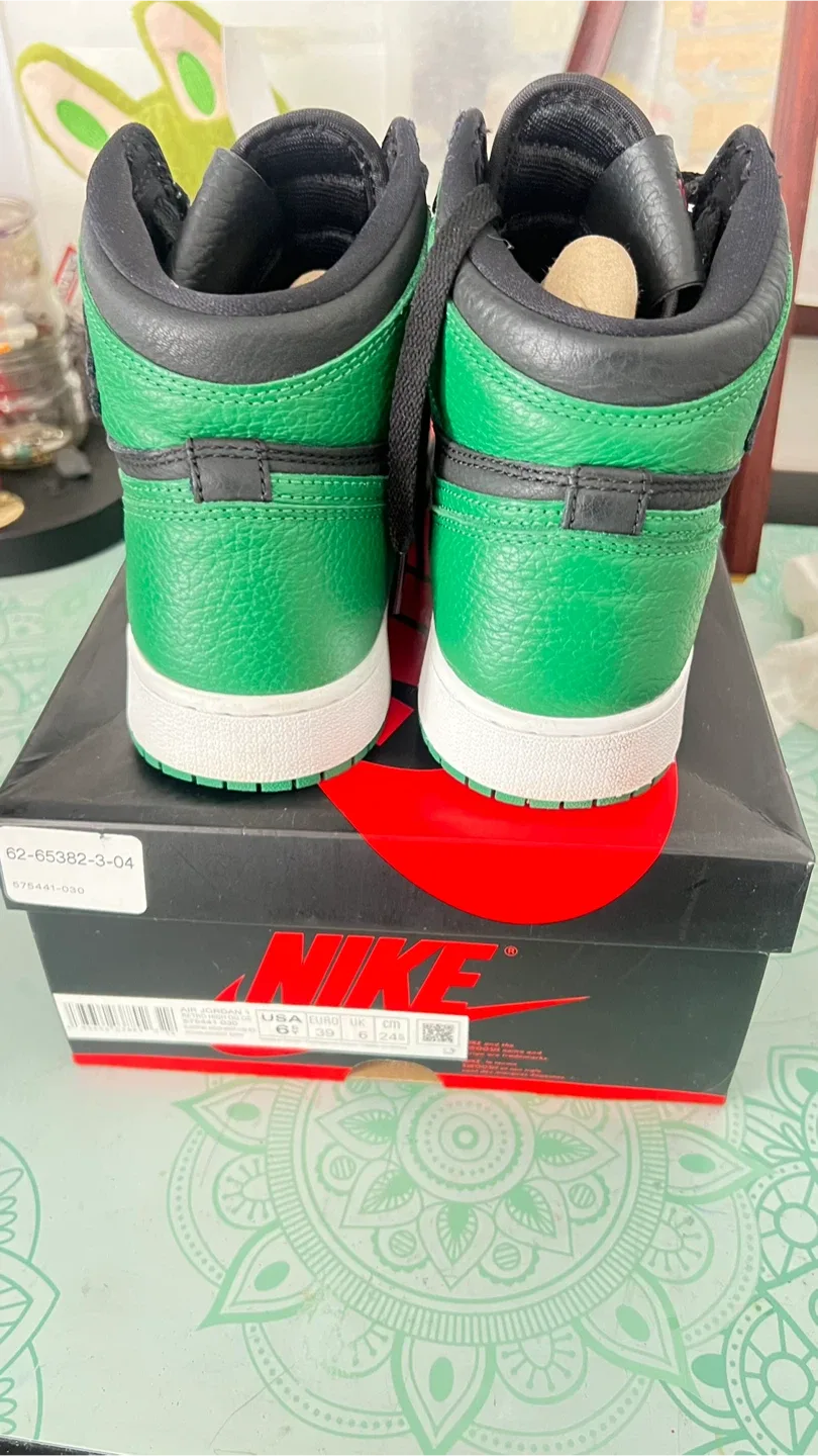 Nike Air Jordan 1 Retro High  Green Size 6.5Y image indicator(2)