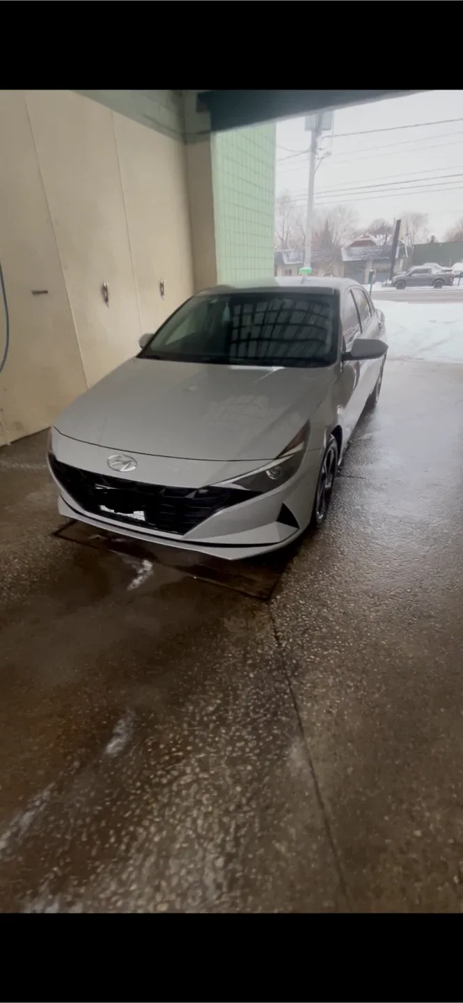 Hyundai Elantra - Silver Sedan image indicator(3)