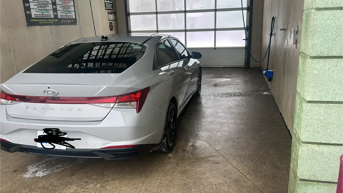 Hyundai Elantra - Silver Sedan image indicator(5)