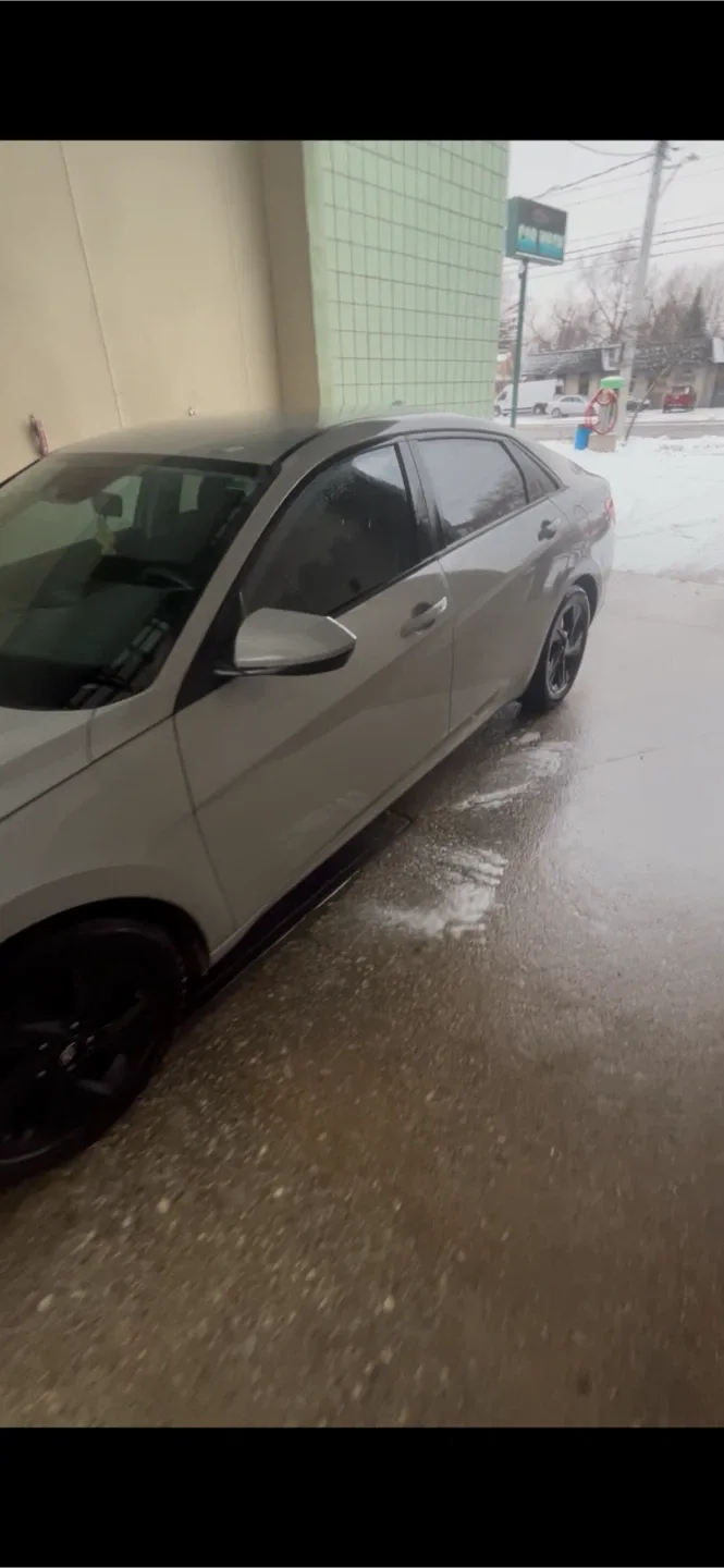 Hyundai Elantra - Silver Sedan image indicator(2)