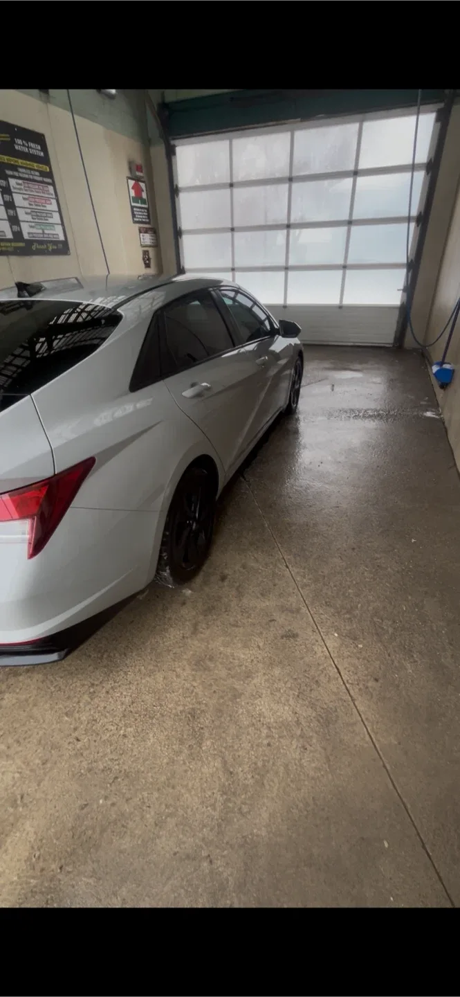 Hyundai Elantra - Silver Sedan image indicator(4)