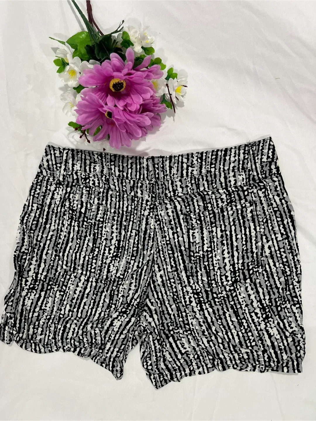 Bottoms Women's Shorts - Size 6 image indicator(2)