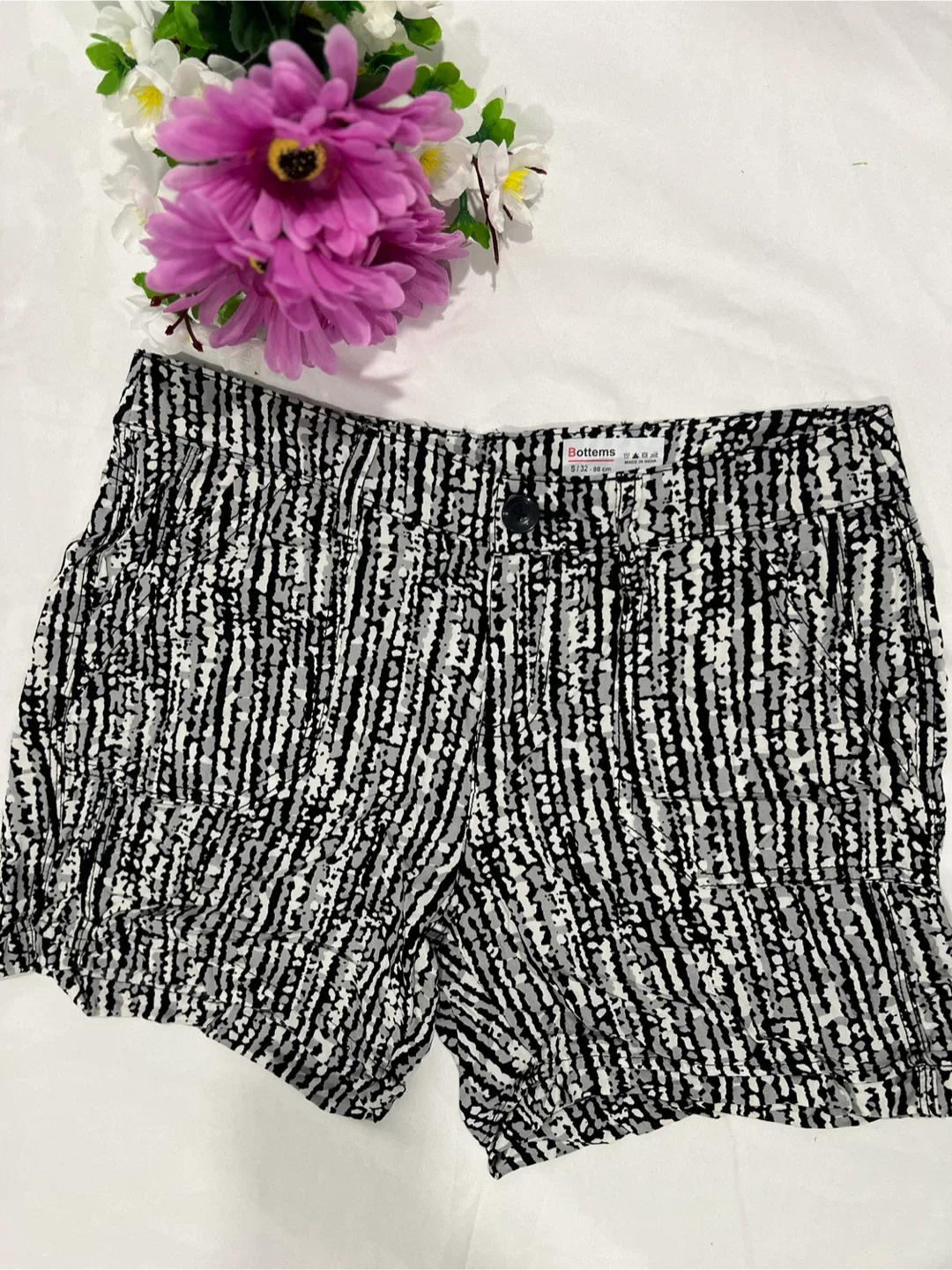 Bottoms Women's Shorts - Size 6