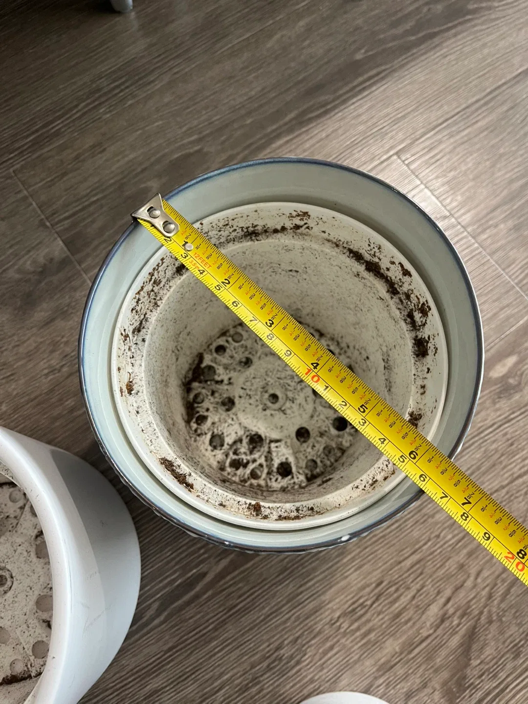 White Ceramic Plant Pots - Set of 7 image indicator(6)